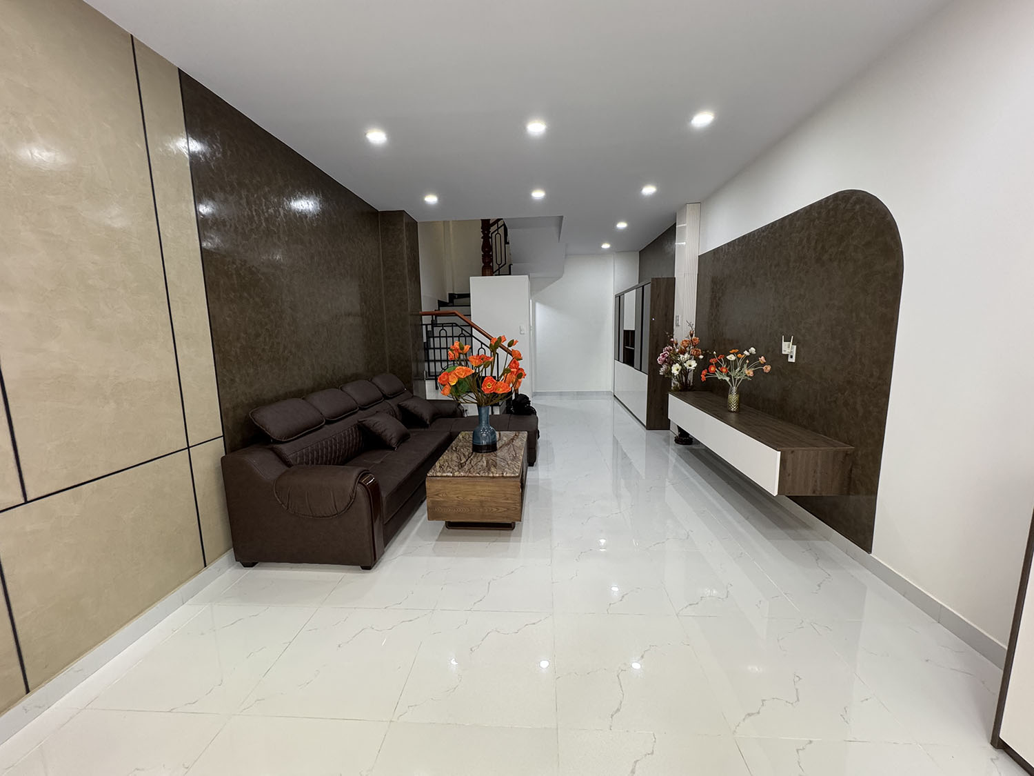 Nhà phố 3 lầu thiết kế Singapore đẹp lung linh full nội thất cao cấp hẻm xe hơi Khu VIP Quang Trung